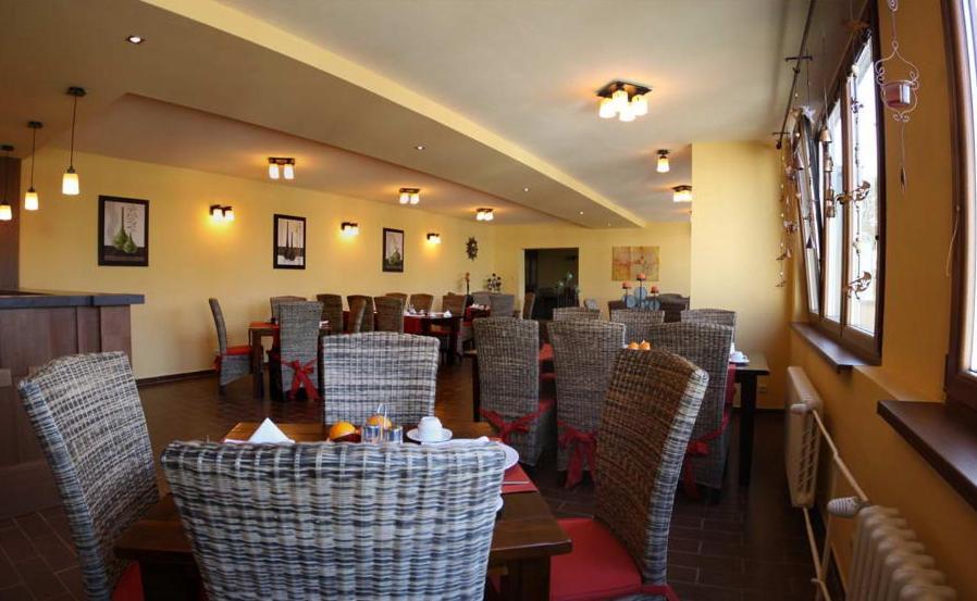 Relax Inn Šoporňa Екстериор снимка